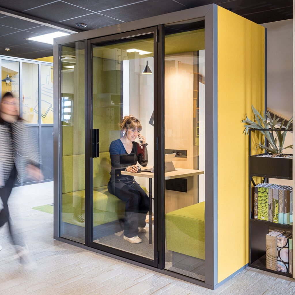 Employé travaillant au calme dans une cabine acoustique individuelle