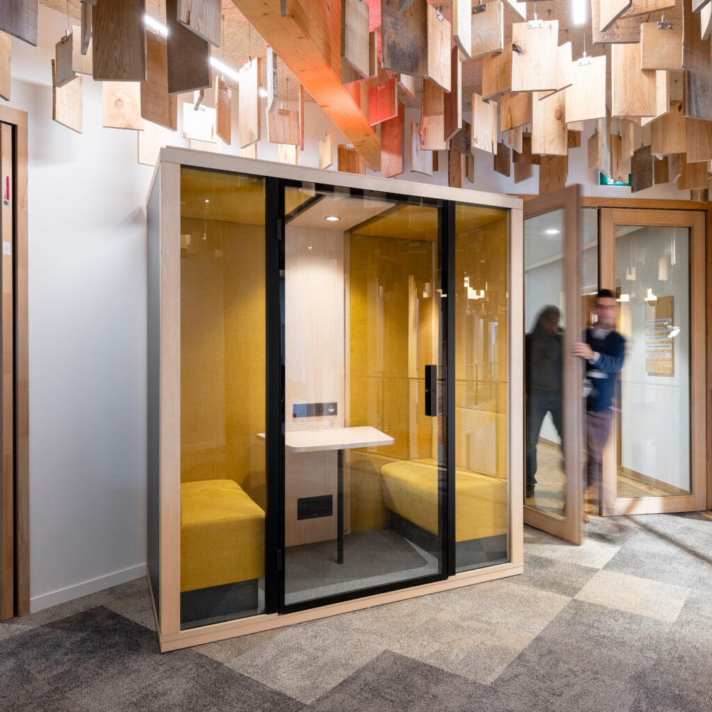 Cabine acoustique au design scandinave dans un open space