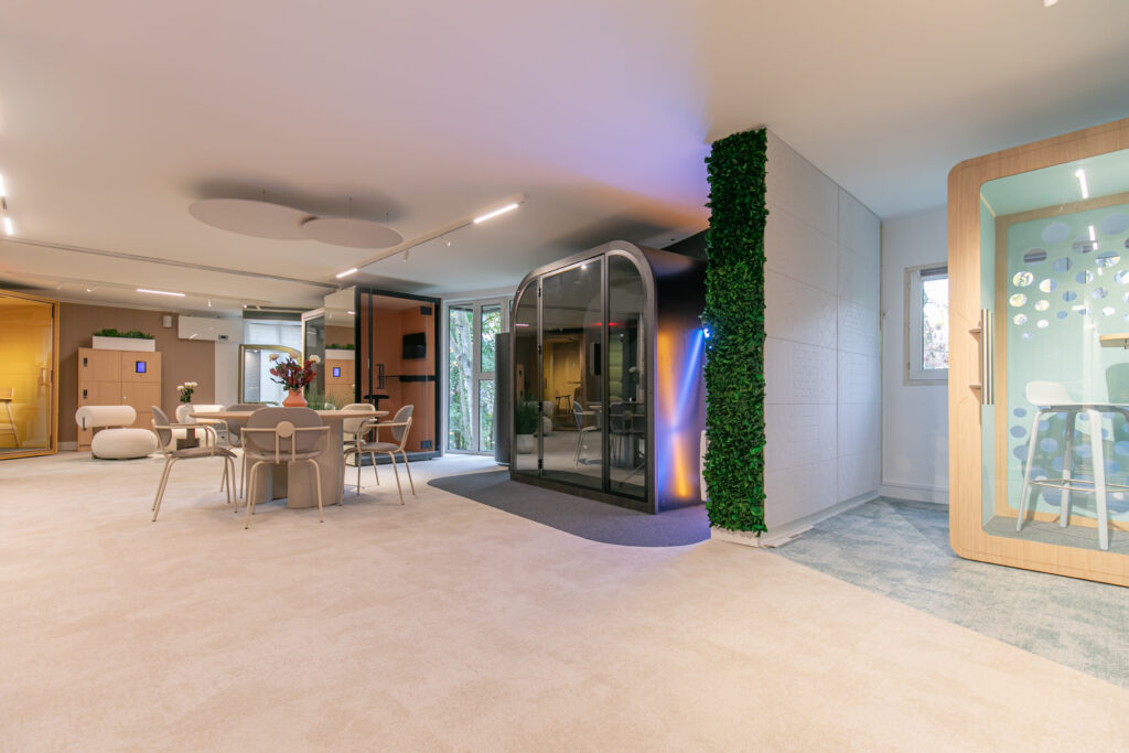 Showroom présentant plusieurs cabines acoustiques modernes