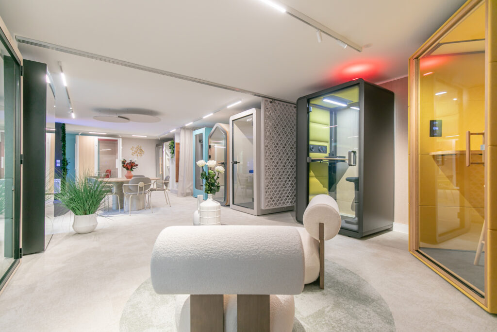 Showroom spacieux offrant un ensemble de cabines acoustiques
