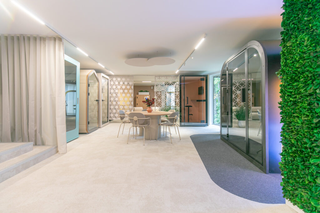 Showroom professionnel exposant diverses cabines acoustiques