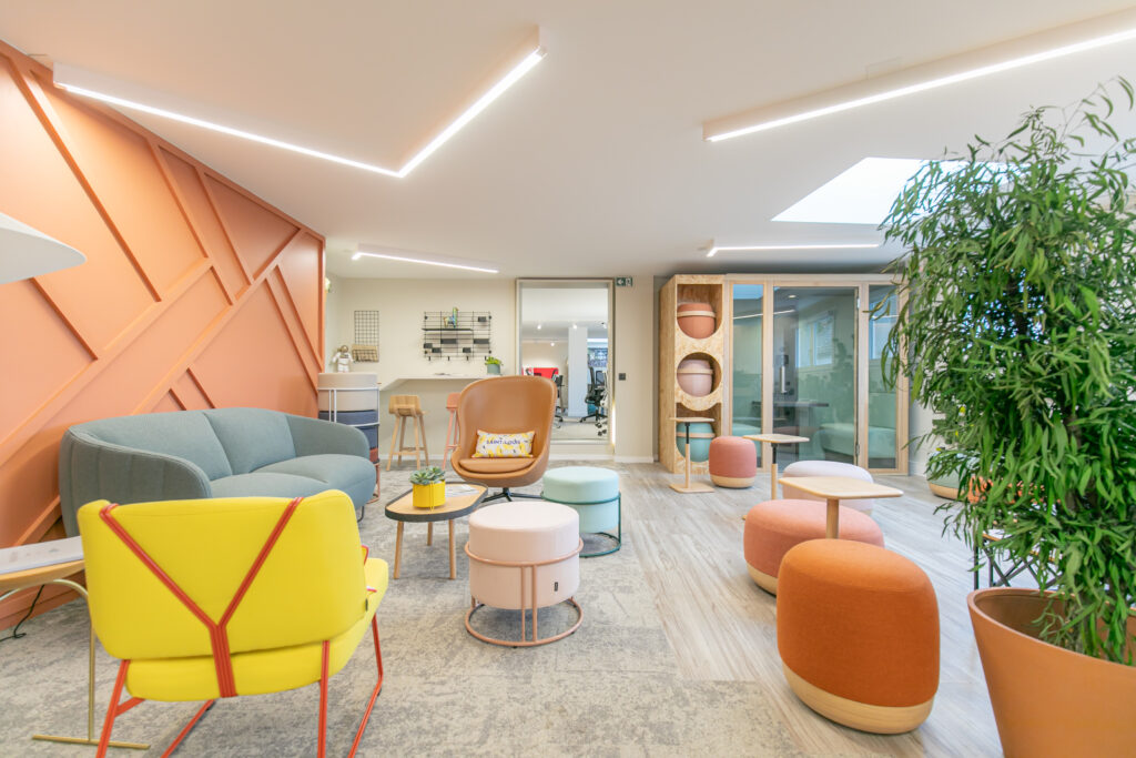 Espace de coworking moderne équipé d’une cabine acoustique