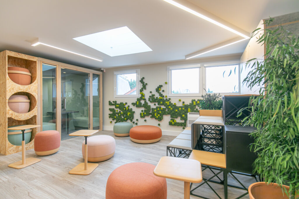 Cabine acoustique en bois naturel offrant isolation phonique