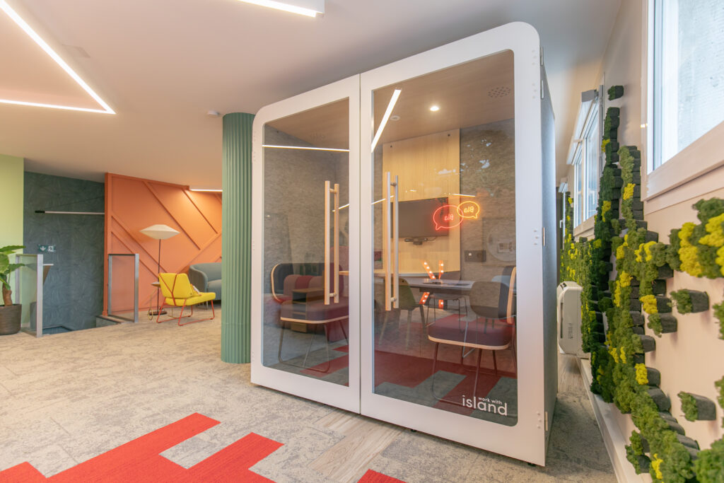 Cabine acoustique contemporaine 2 places offrant isolation phonique