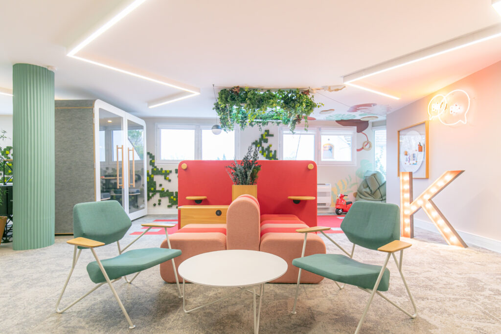 Showroom lumineux avec ensemble de cabines acoustiques