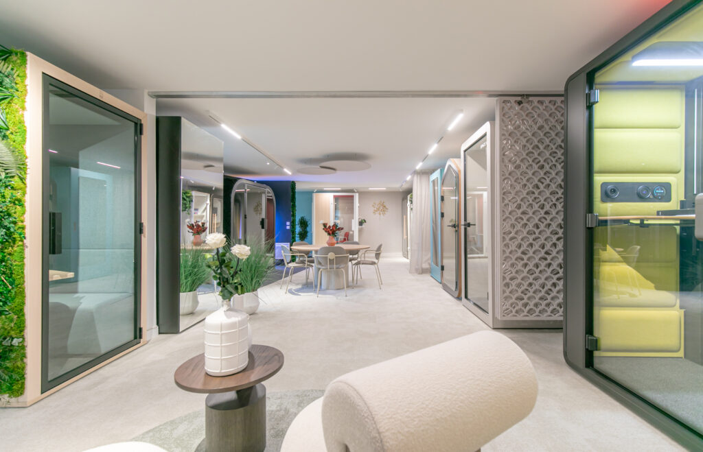 Espace showroom avec cabines acoustiques variées