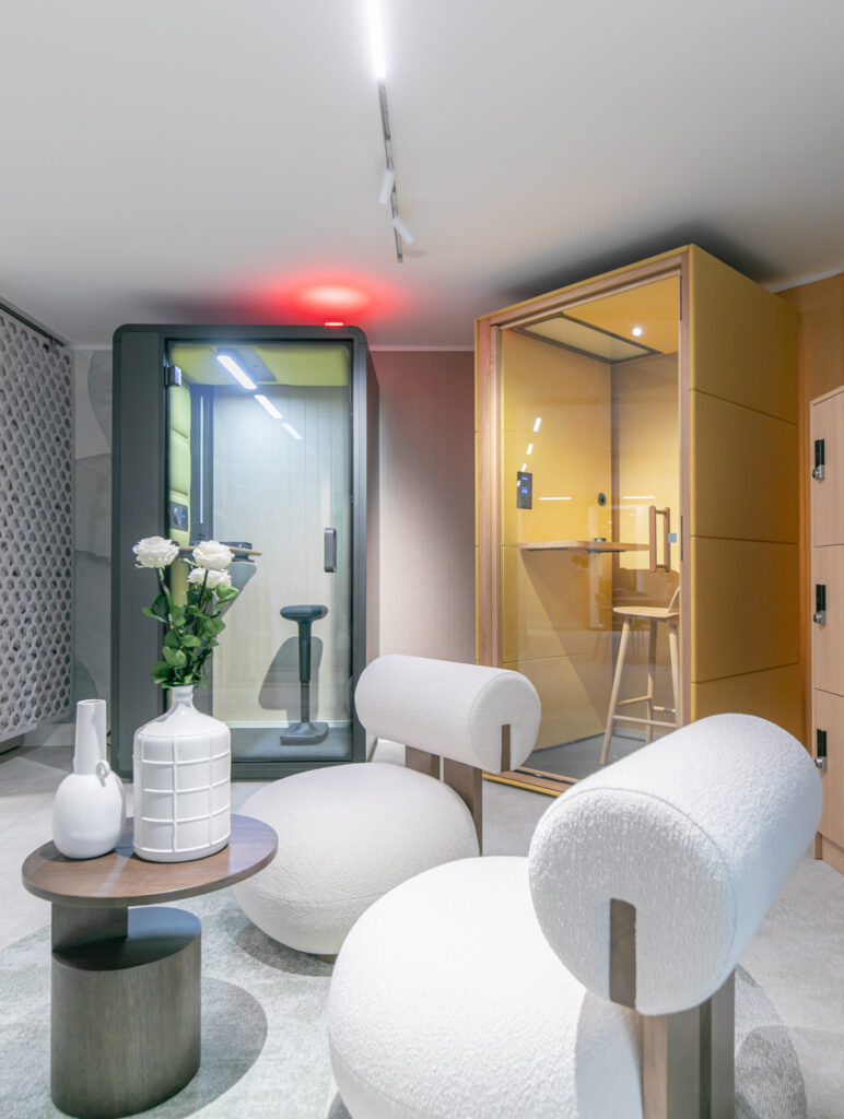 Showroom lumineux avec cabines acoustiques