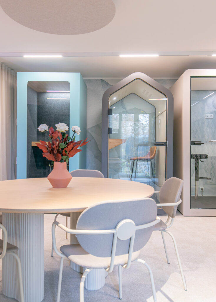 Showroom professionnel présentant cabines acoustiques