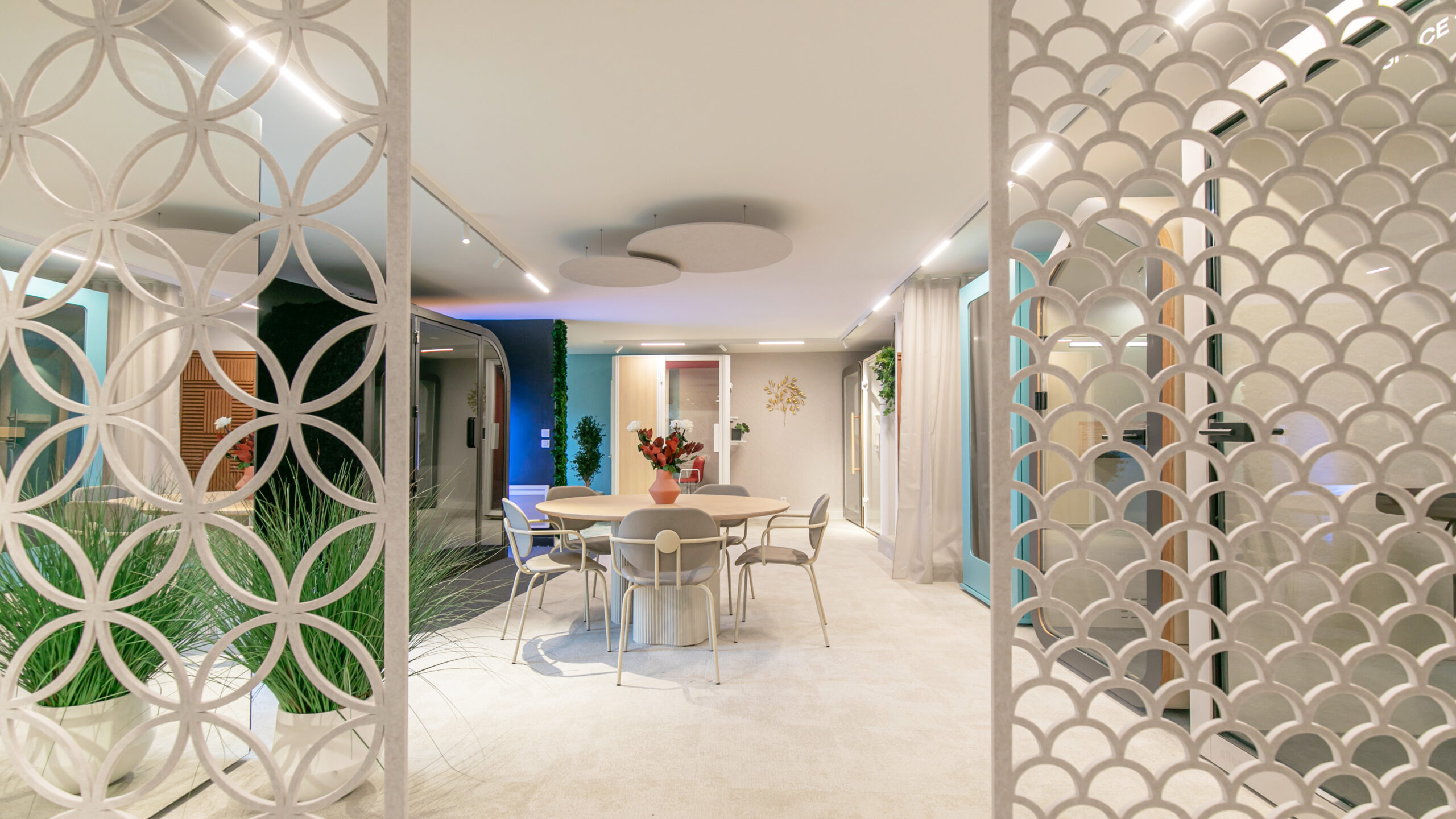 Showroom moderne exposant plusieurs cabines acoustiques design pour bureaux et espaces professionnels.