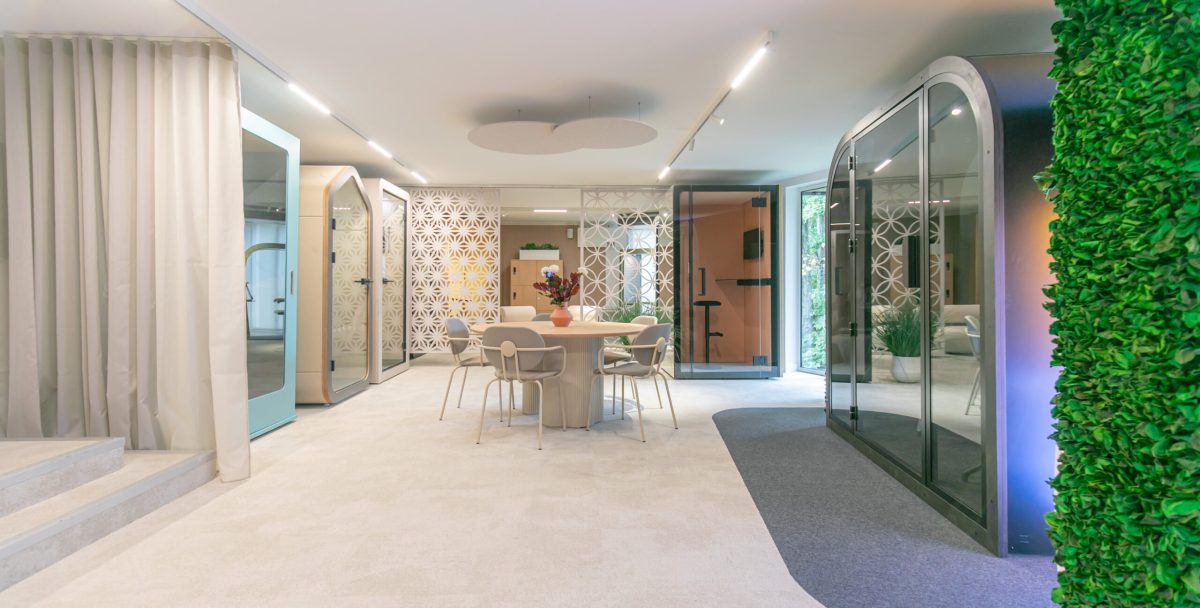 Showroom professionnel exposant diverses cabines acoustiques