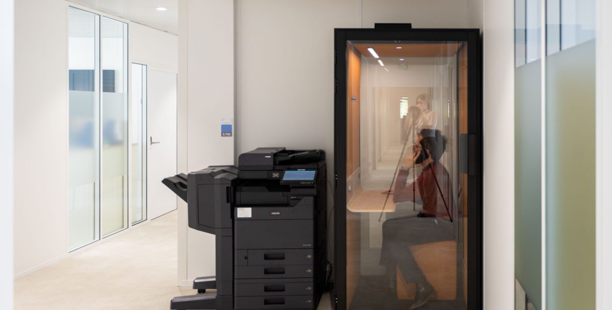 Employé en visioconférence dans une cabine acoustique