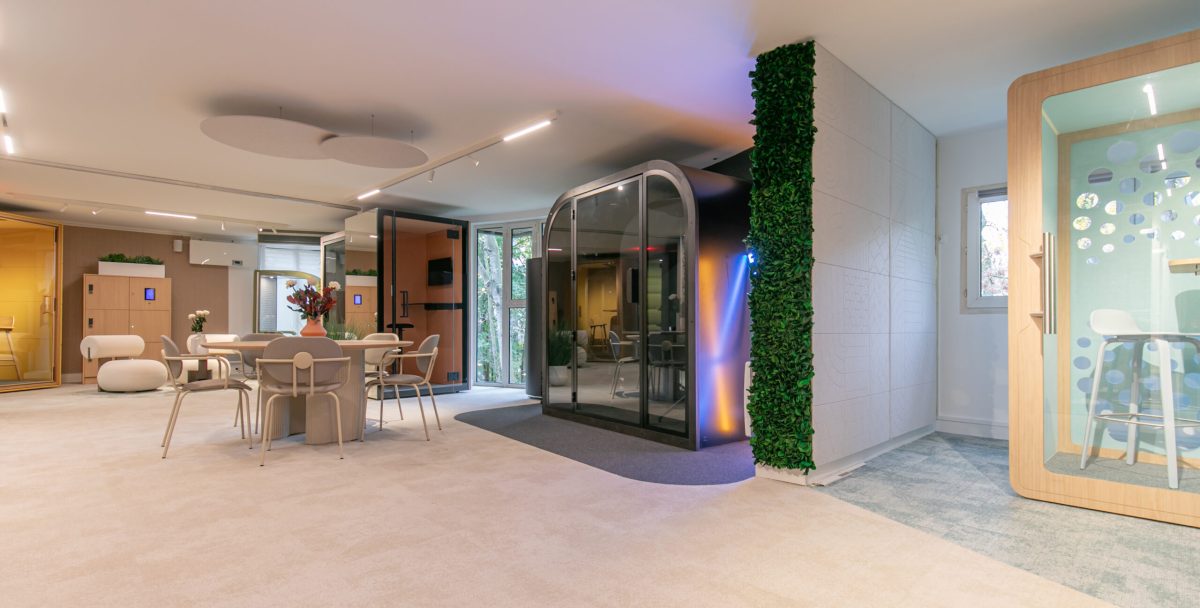 Showroom professionnel présentant un assortiment de cabines acoustiques modulaires